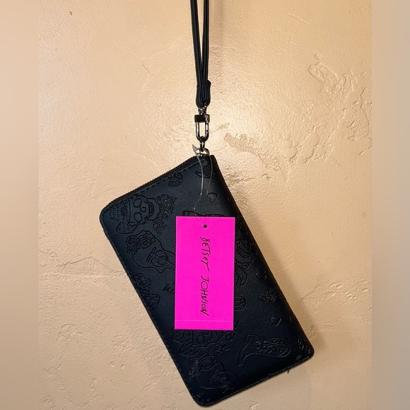 BETSEY JOHNSON XOXO Black Embossed Full Zip Wristlet Wallet. - Picture 1 of 10